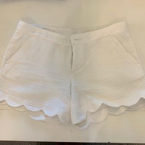 EUC Lilly Pulitzer white buttercup short sz 4 5” inseam